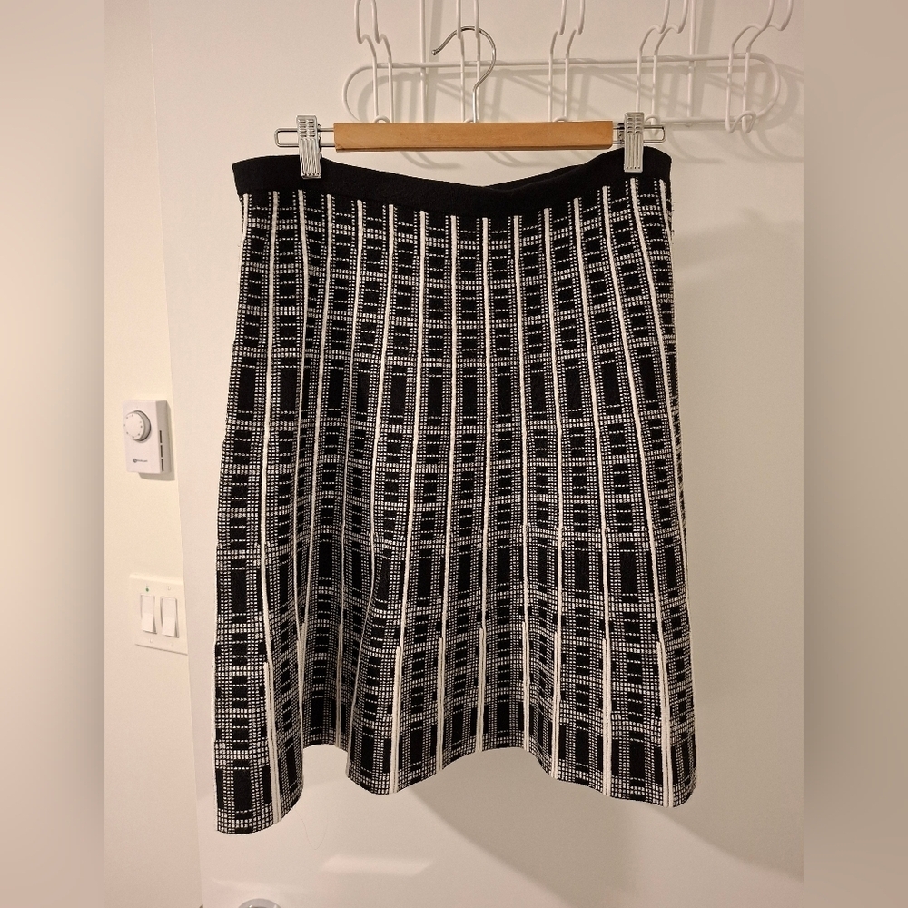 Spense Women's Black and Cream Patterned Flared Knit Mini Skirt (Size L)